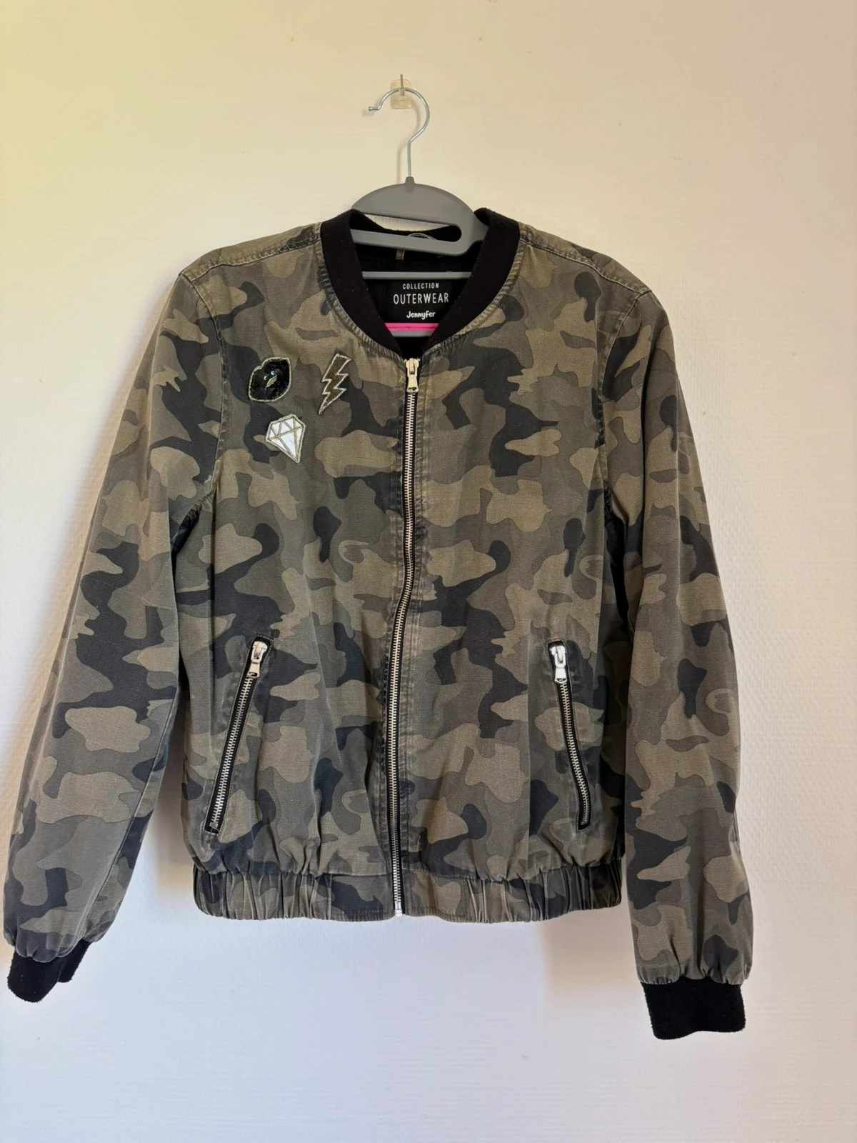 Blouson bomber camouflage kaki Jennyfer patchs zippé tendance