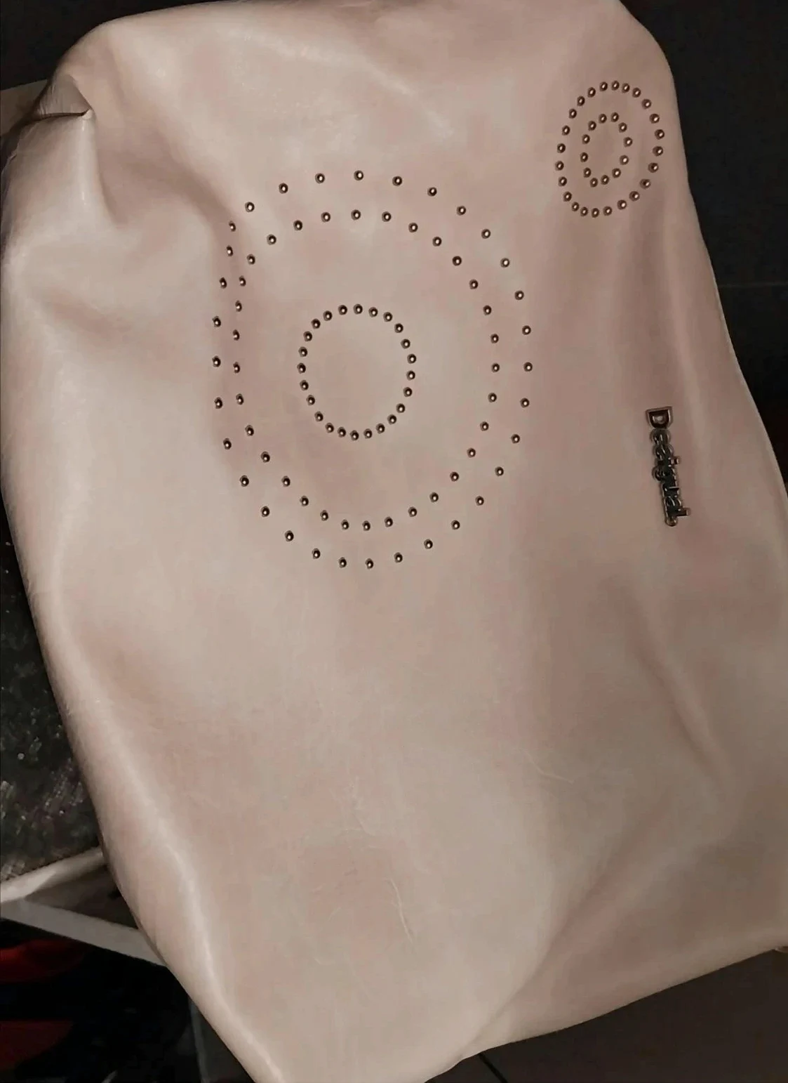 Bolso de Hombro Desigual – Beige / Blanco Roto con Tachuelas