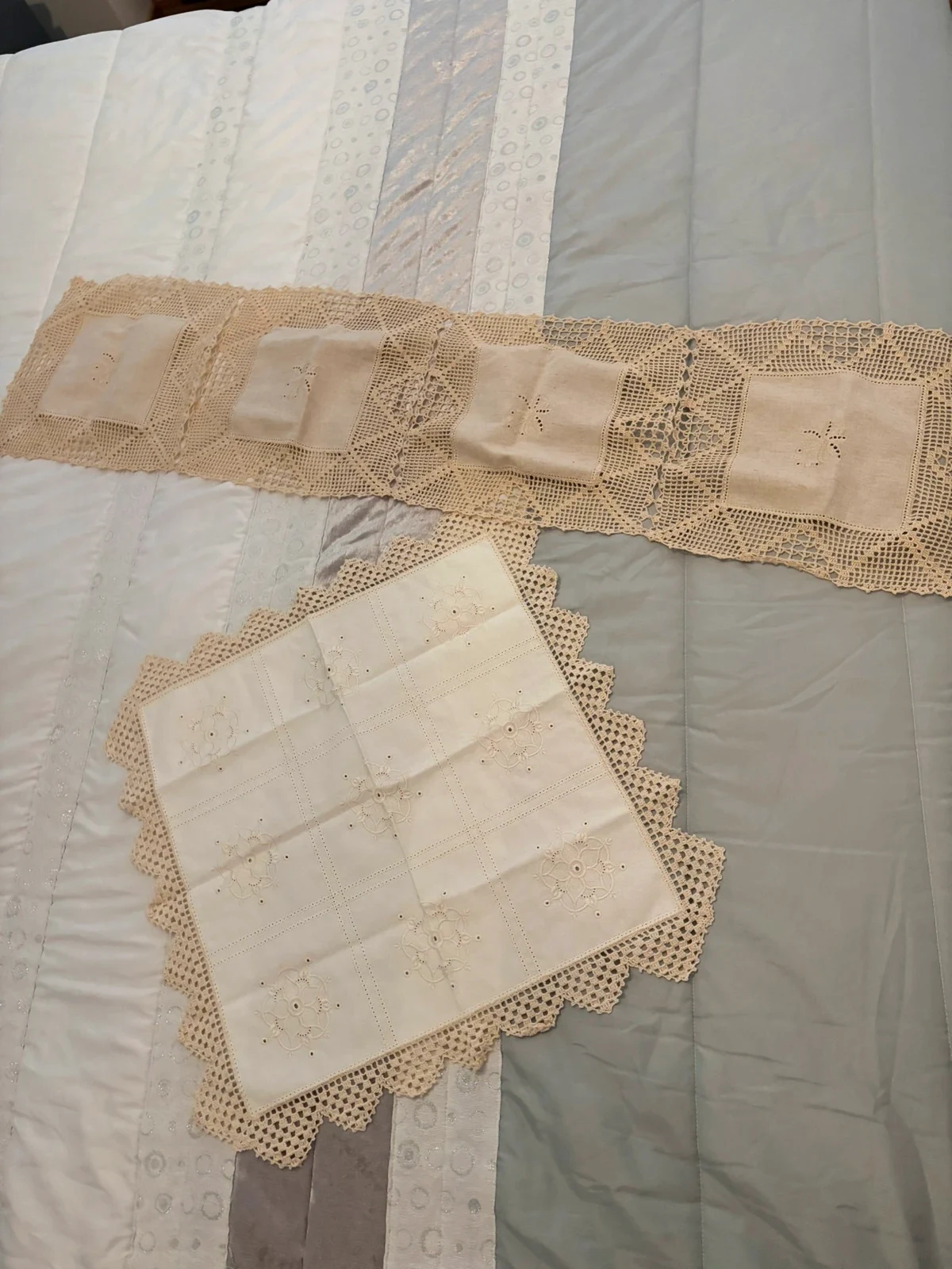 Lot de napperons / chemin de table vintage en dentelle et broderie