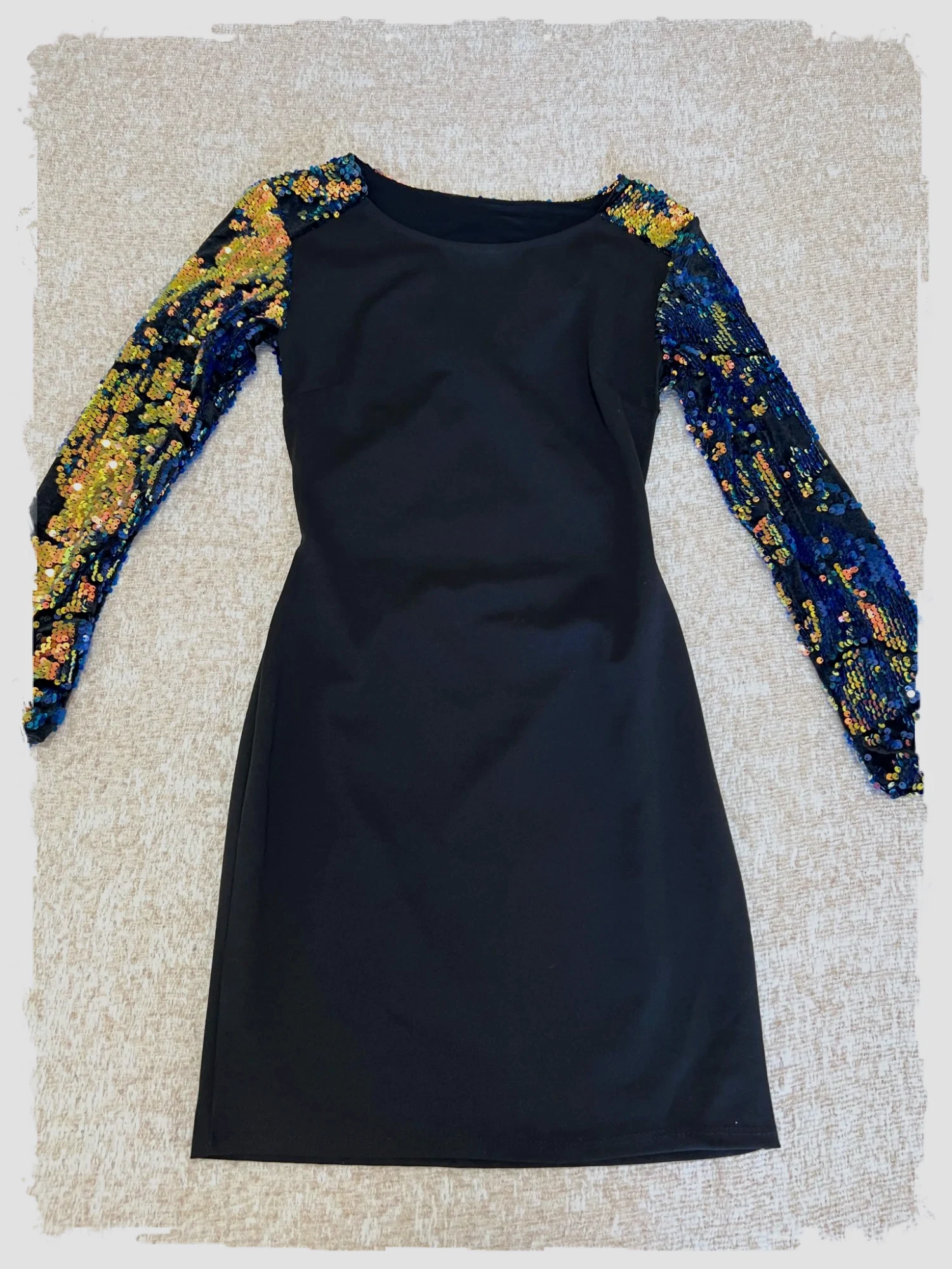 Robe noire à manches séquins