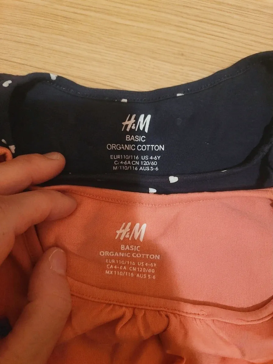 Pack 2 Camisetas H&M Básico - Talla 110/116 (4-6 años) – H&M – taille 5 ans / 110 cm 2