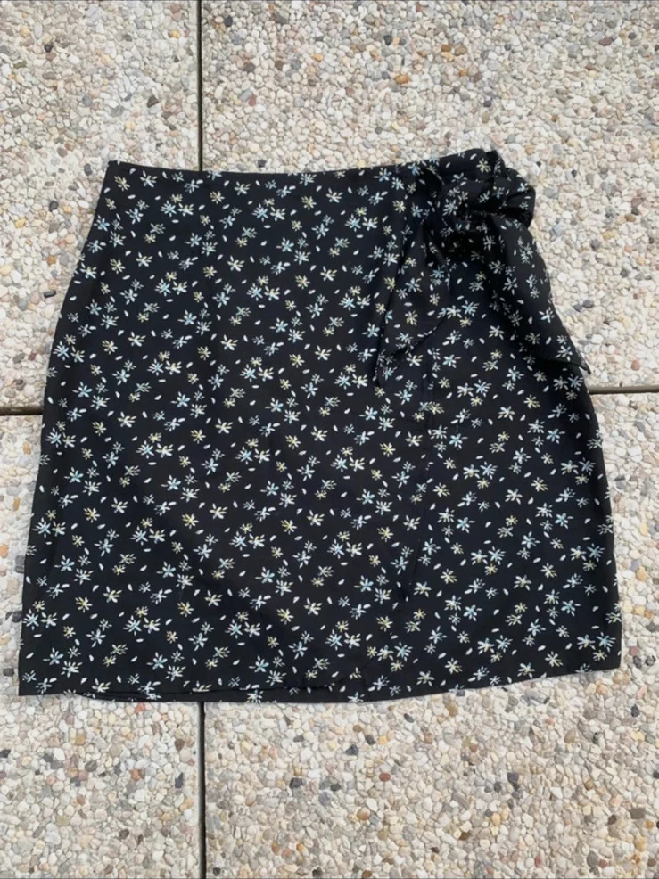 Jupe portefeuille fleurie La city Neuve – Taille 36 🌼🖤
