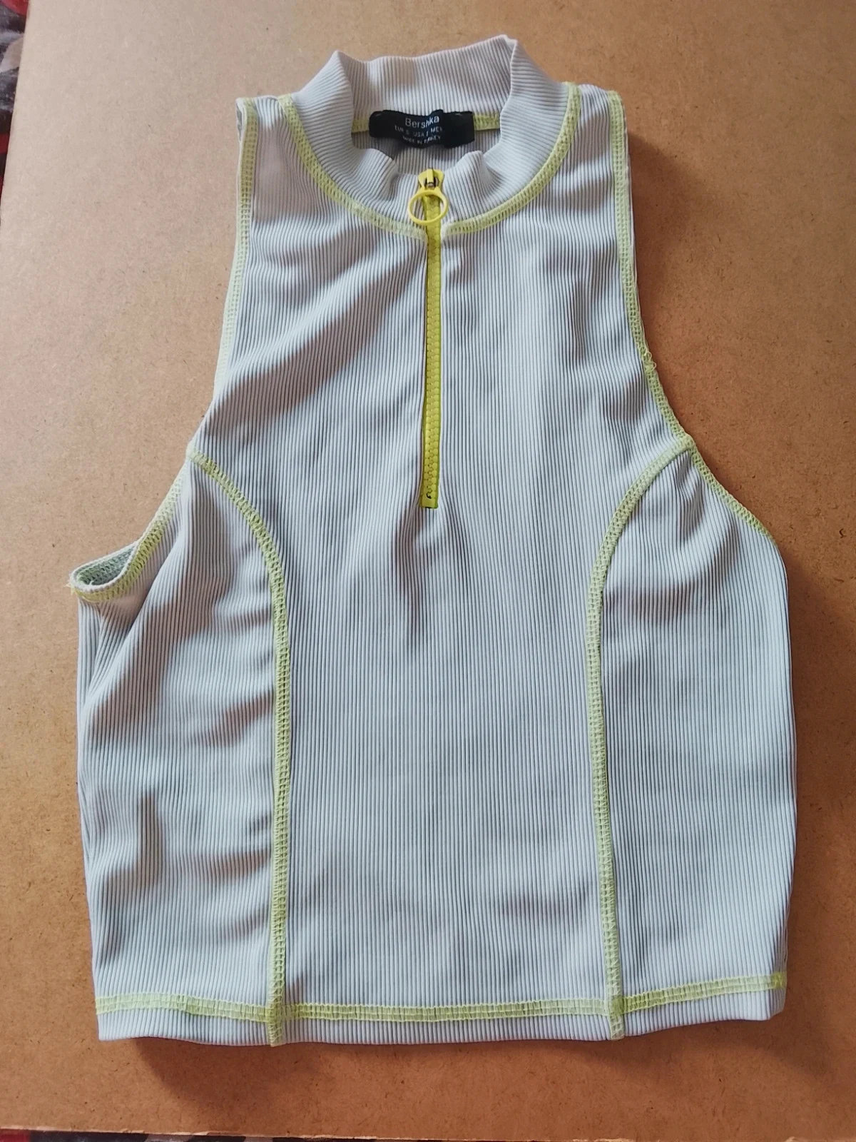 Crop top Bershka zippé gris et vert fluo