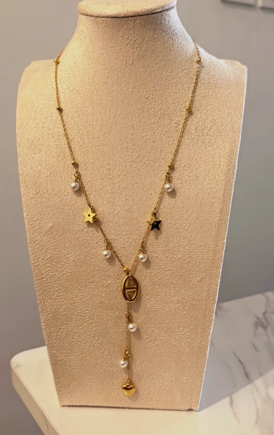 Collier cravate doré perles et breloques