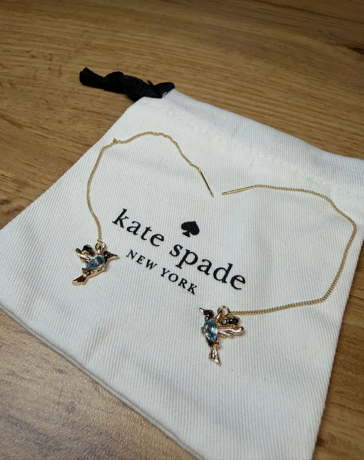 Boucles d'oreilles pendantes Kate Spade motif colibri – Kate Spade – doré – taille Taille unique 3