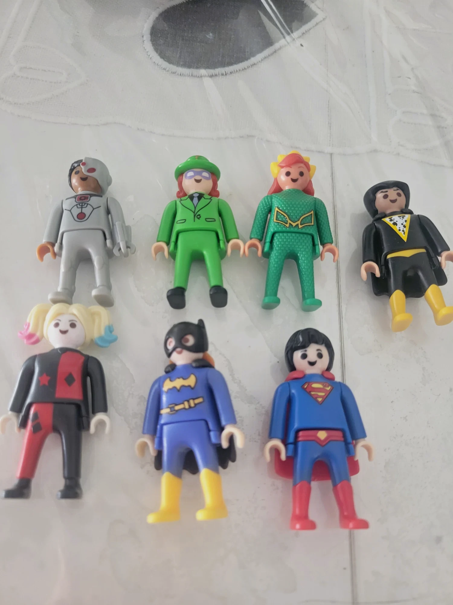 Lot de 7 petits playmobil kinder 