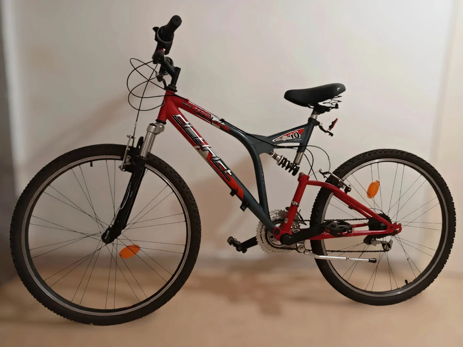 Vélo VTT District 2640 – Rouge/Noir – Très bon état – 7 vitesses – Tout fonctionne