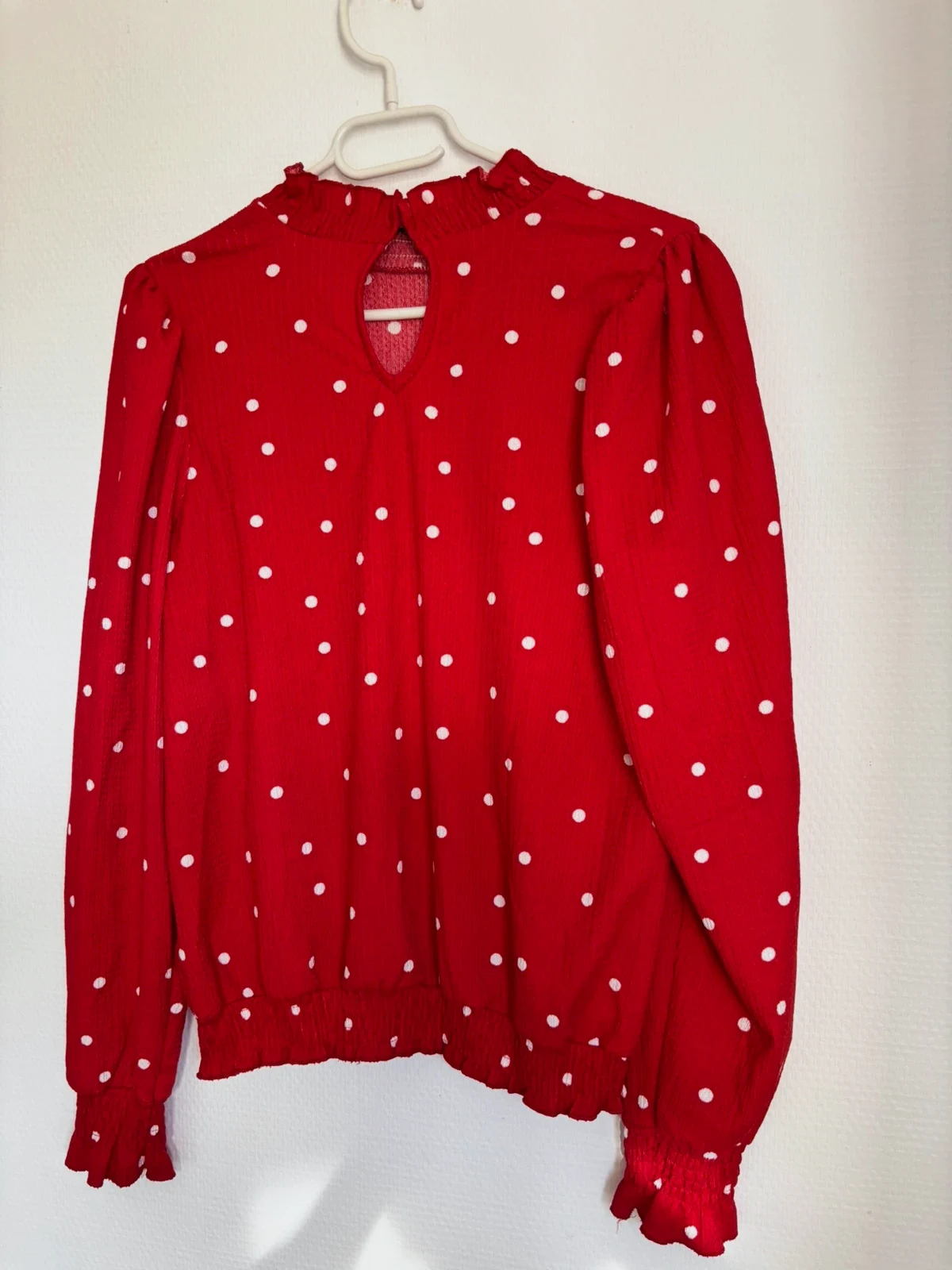 Blouse rouge à pois