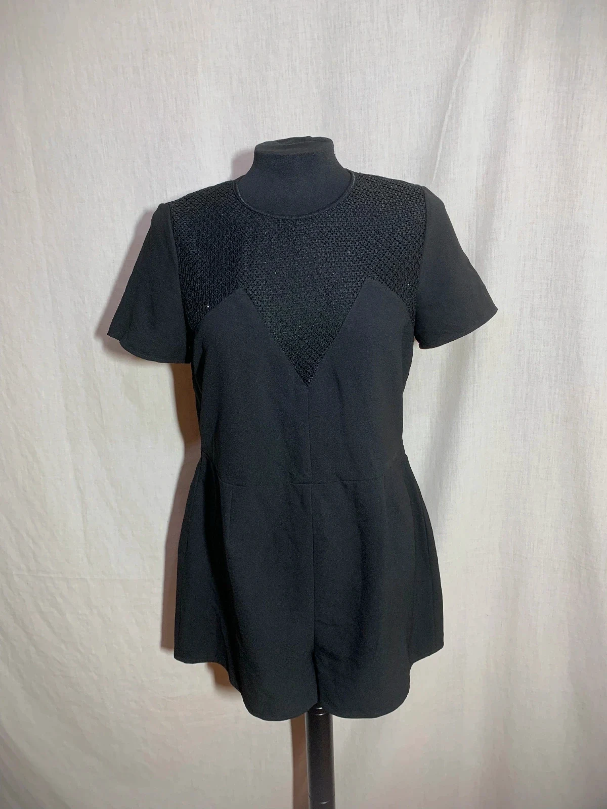 Mono Negro de Manga Corta con Panel de Malla | Black Short Sleeve Mesh Panel Playsuit | Bershka – Bershka – taille L / 40 / 12