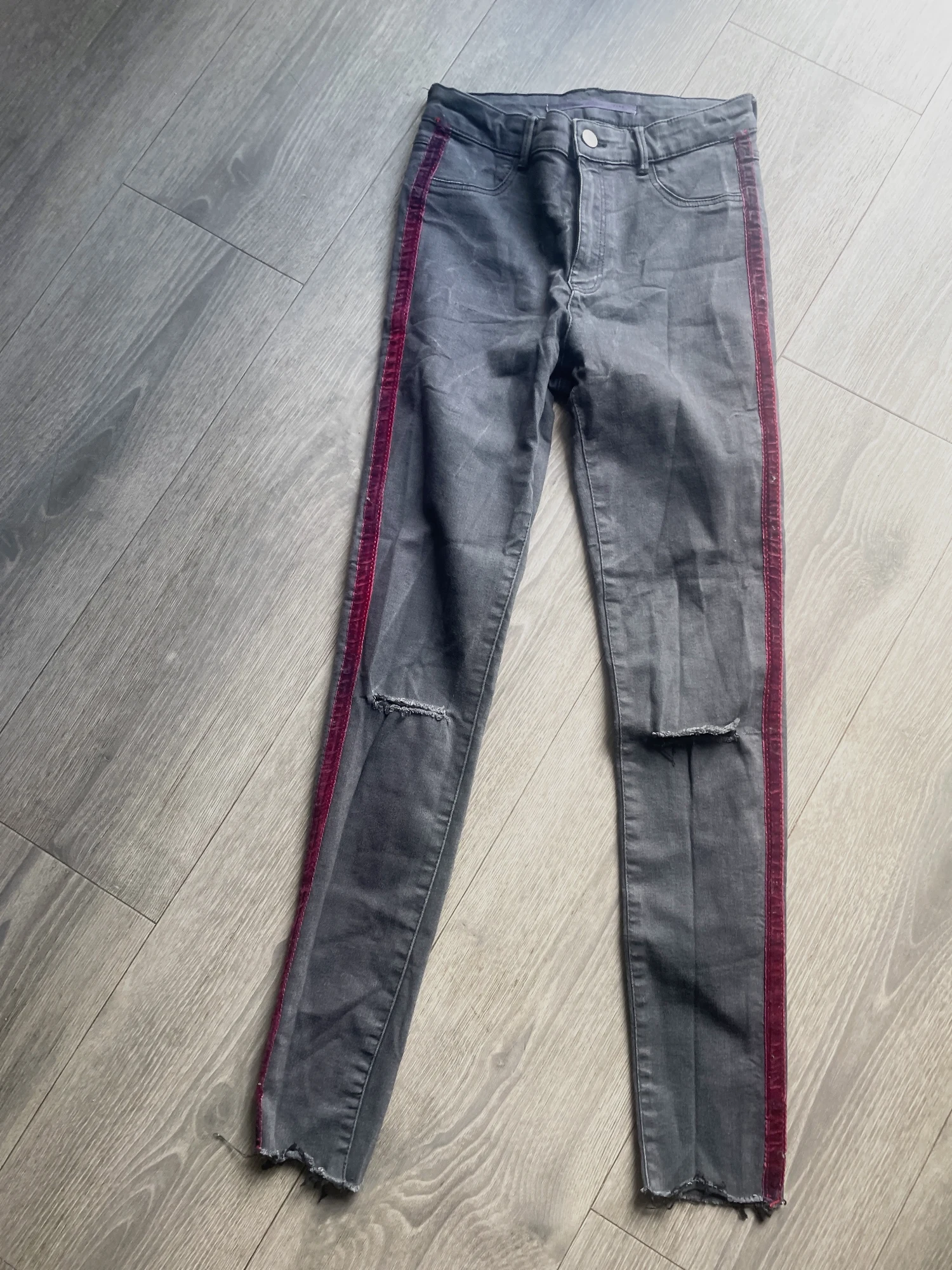 Jean skinny gris foncé Zara taille 34 avec bandes bordeaux – Zara – taille 34