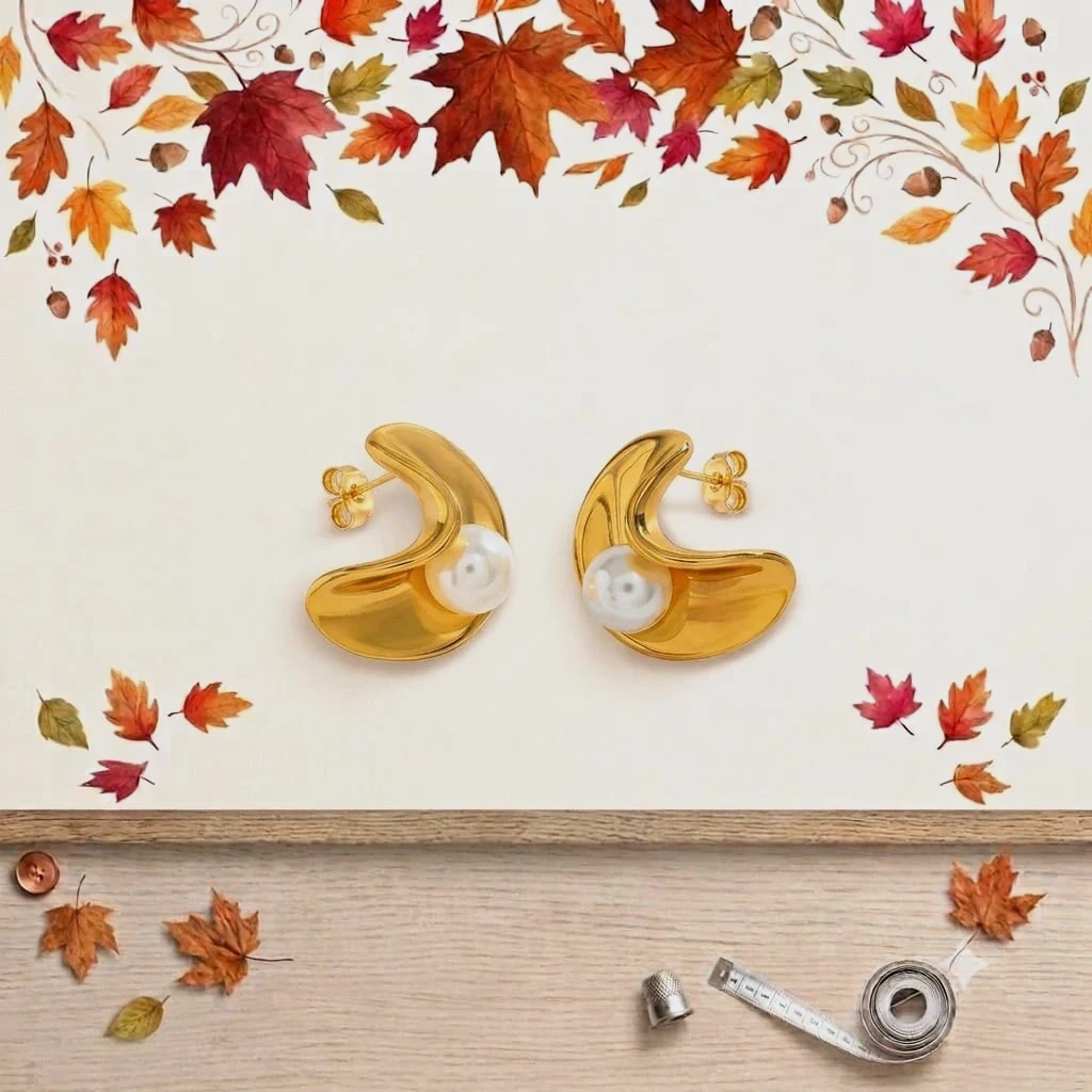 Pendiente de acero inoxidable con baño oro 18k . Con perla de imitacion.