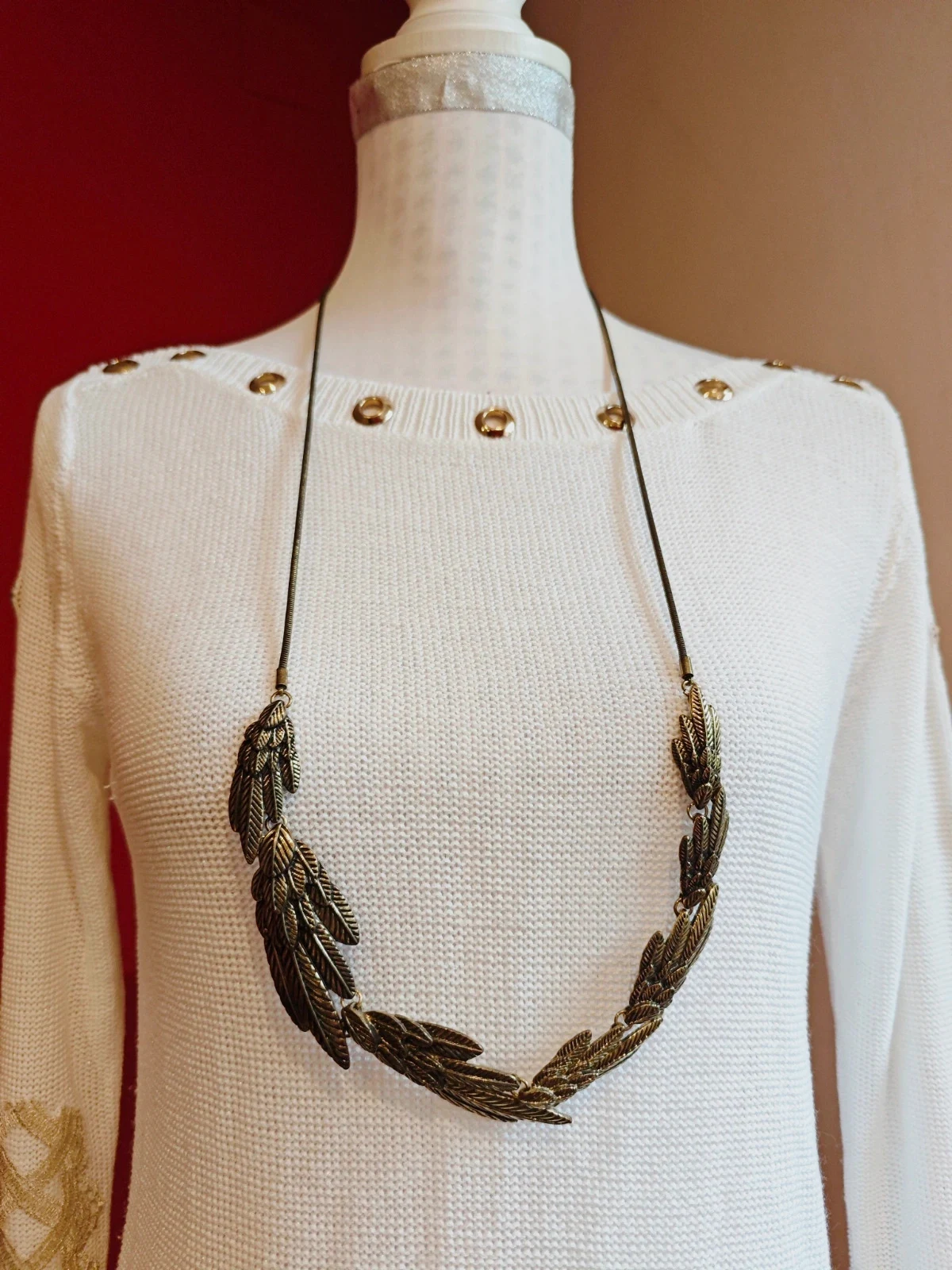 🌺 Precioso collar vintage largo dorado envejecido con hojas grabadas – Vintage Dressing