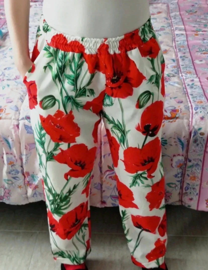 Pantalon motif coquelicots rouges