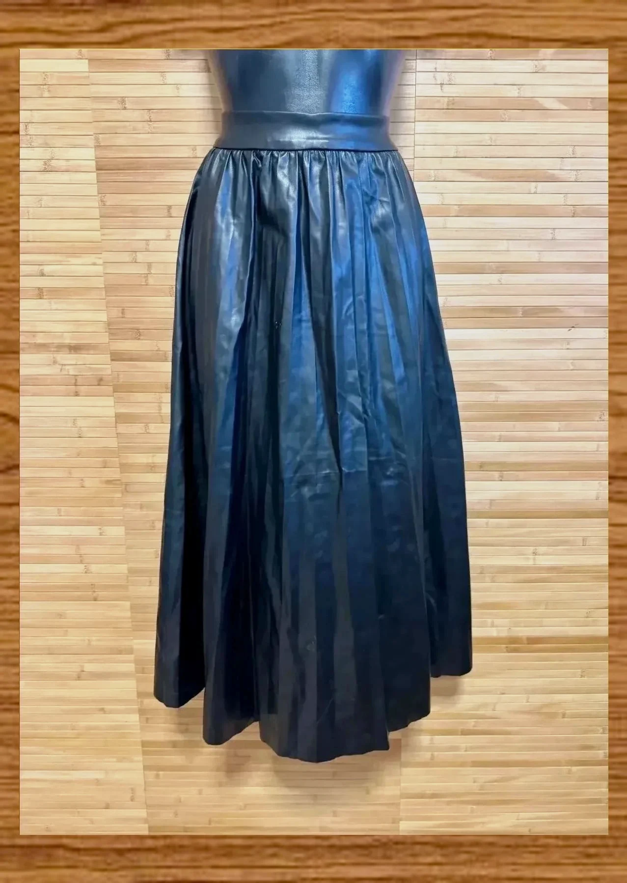 Divina falda midi plisada de polipiel , marca Anna Field , talla 40 😍