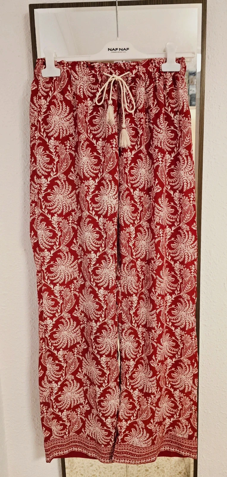 Pantalón estampado rojo y blanco