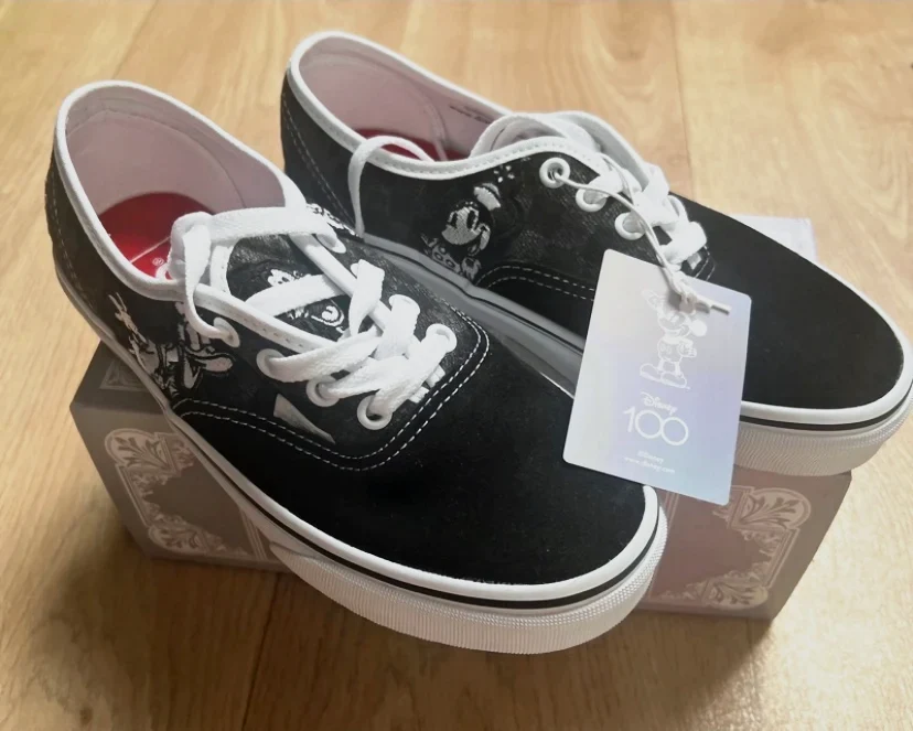 Vans Chaussures noires et blanches neuves