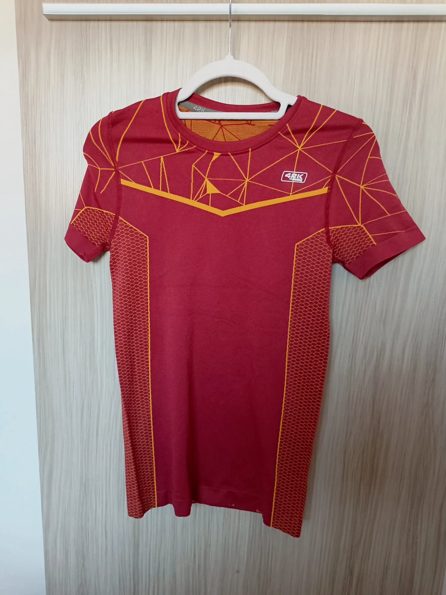 Camiseta técnica deportiva 42K Running roja y amarilla – 42K Running – taille EU 34
