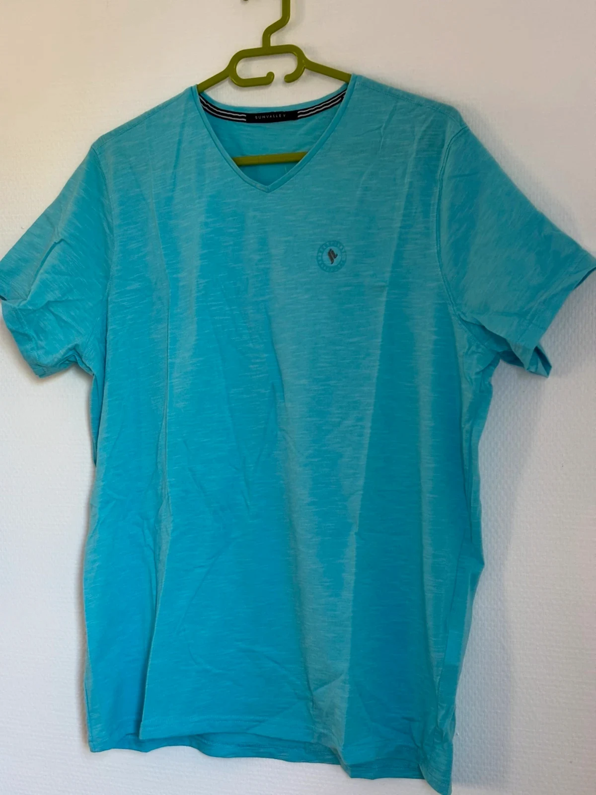 T-shirt col V style sport chic