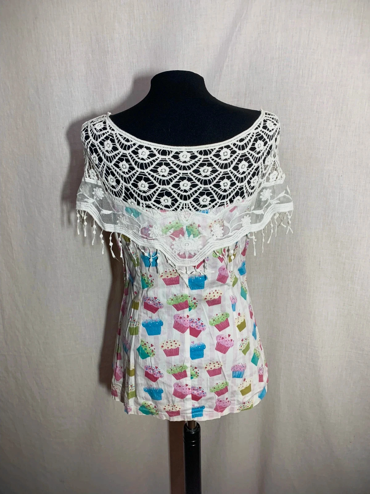 Camiseta con Mantilla Bordada y Cupcake Print | Embroidered Lace & Cupcake Print | Almatrichi