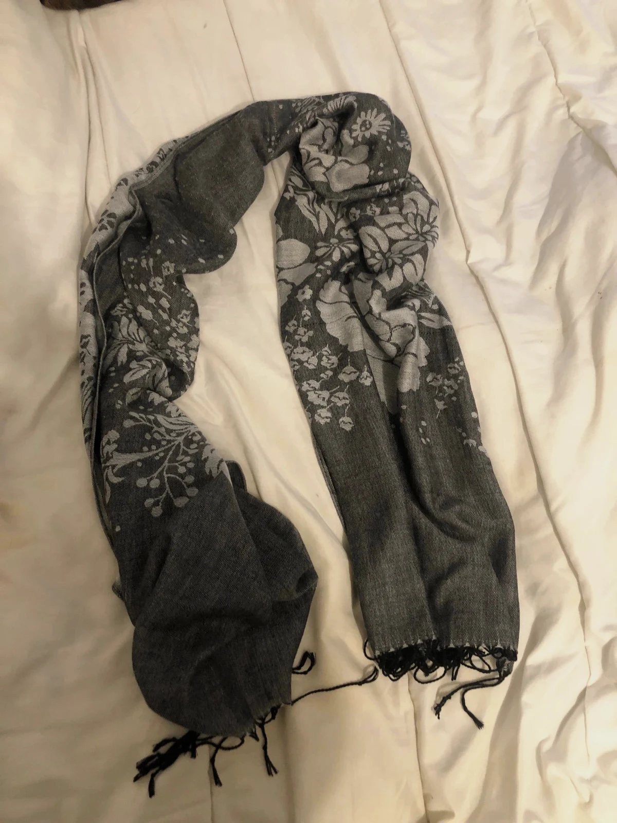 Grand châle / Écharpe style Pashmina – Gris & motifs floraux foncés