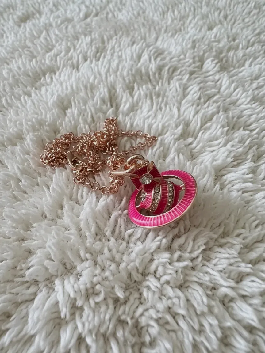 Collier Vivienne Westwood pendentif rose et chaîne dorée – Vivienne Westwood – rose et doré – taille Taille unique 2