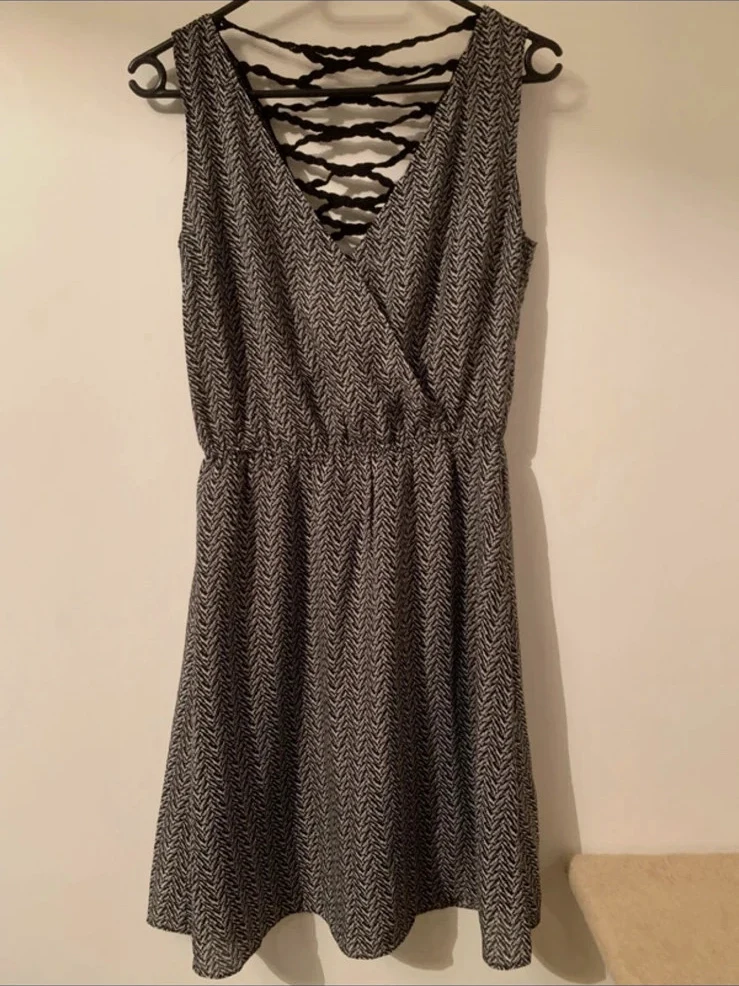 Robe noire et blanche à motif Reserved – dos lacé – taille 34