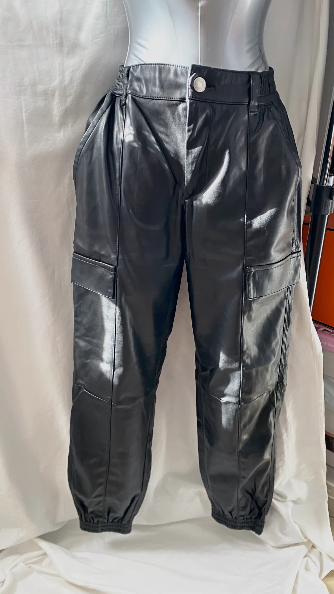 Pantalon cargo similicuir noir Bershka – Bershka – taille M