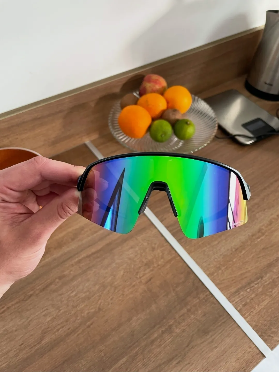 Lunettes de sport verres miroir – Oakley – noir et blanc avec verres bleu-vert dégradé 2