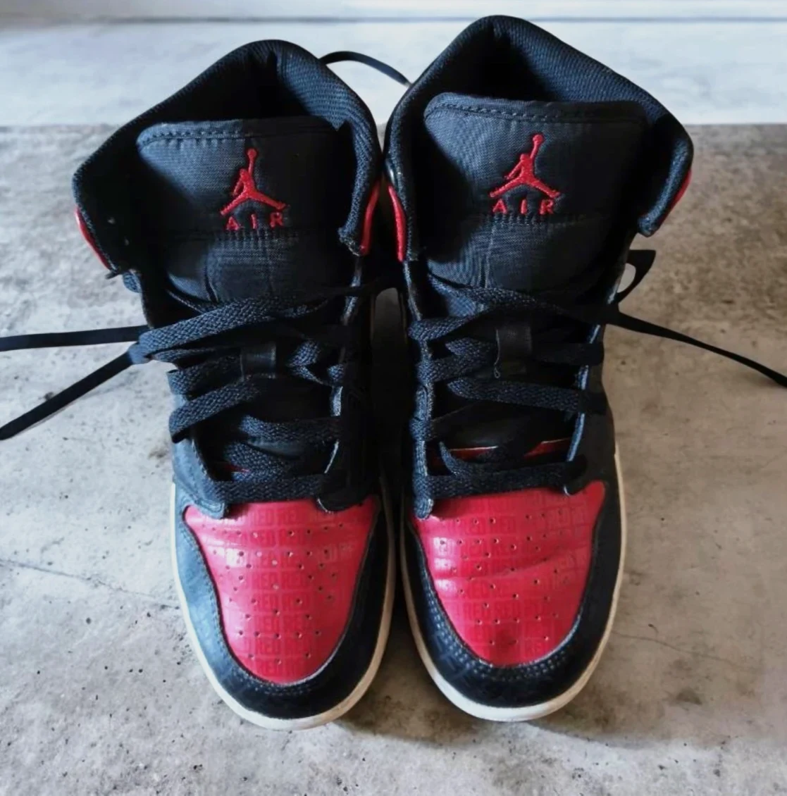 Baskets style Jordan 1 Mid "Bred" noir/rouge – Taille 38 –