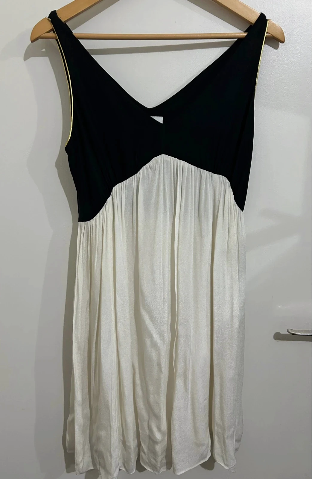 Robe Sandro Taille 36 fluide chic bicolore noir écru