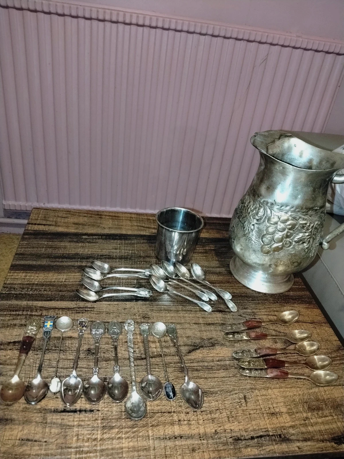 Gros lot collection cuillères souvenir du monde, grand pichet ciselé & timbale