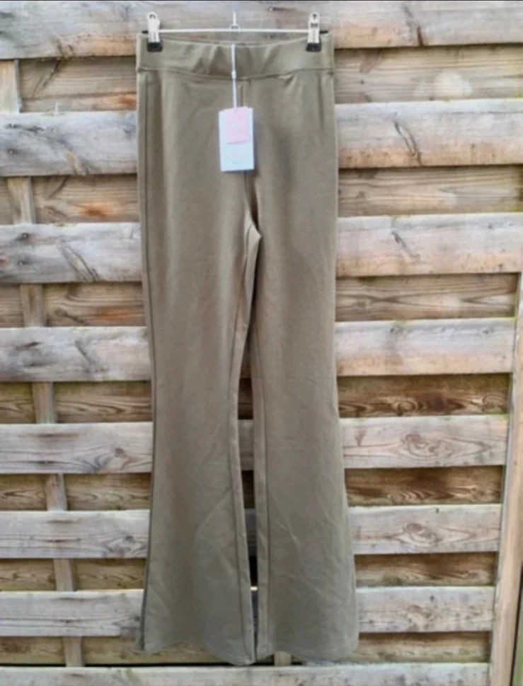 Pantalon flare ONLY neuf avec étiquette – kaki/taupe tendance TXS 34