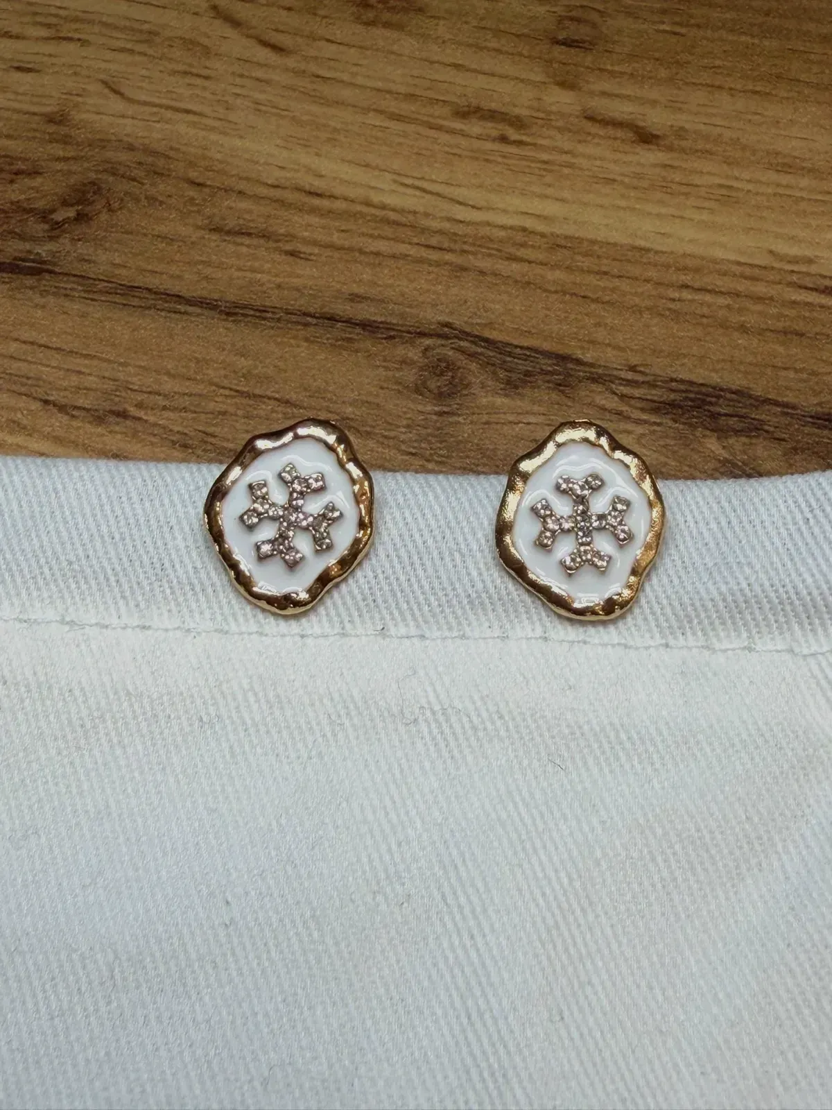 Boucles d'oreilles clous motif flocon émaillé blanc et doré – Kate Spade – blanc, doré 4