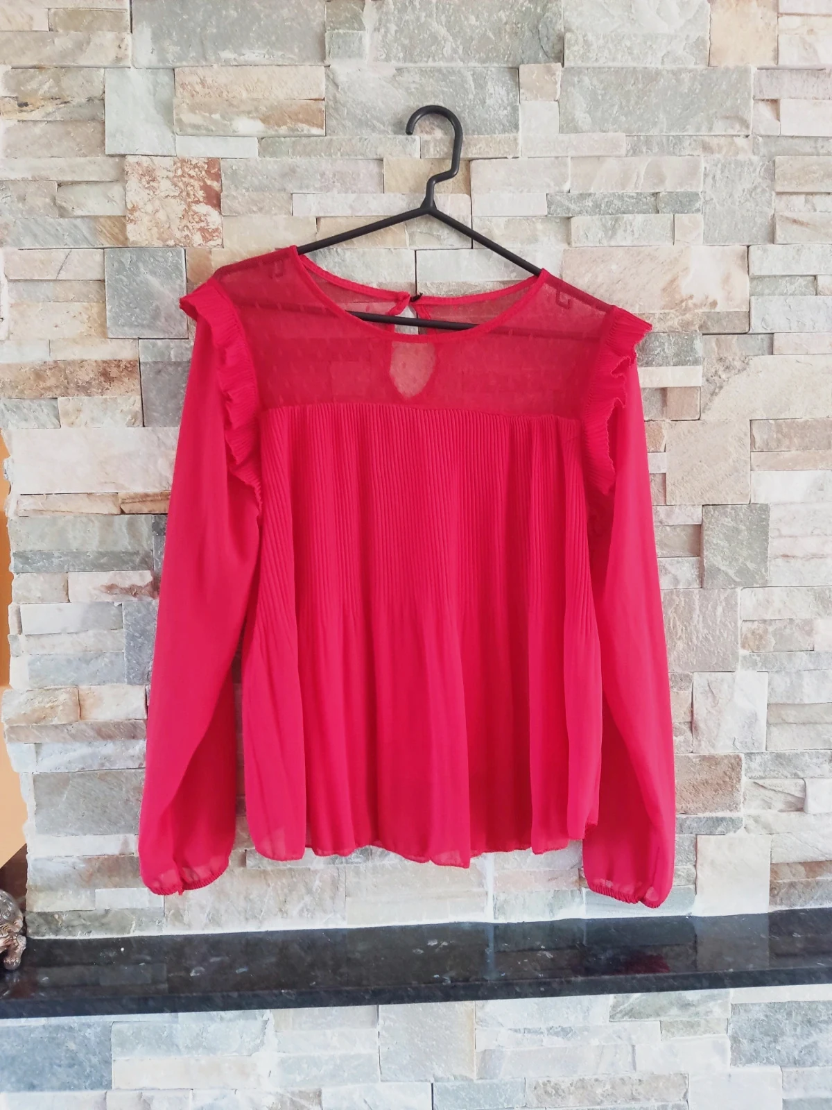 Blusa de gasa roja con tul en el escote y volantitos en hombros
