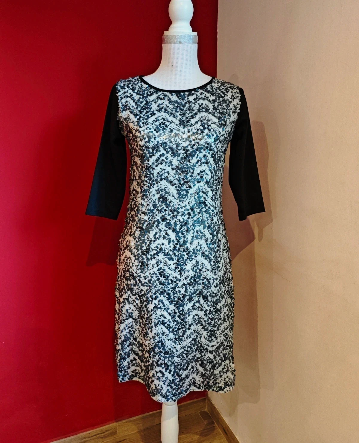 🌺 Vestido negro con el frente de gasa blanca cubierta de lentejuelas plateadas y blancas