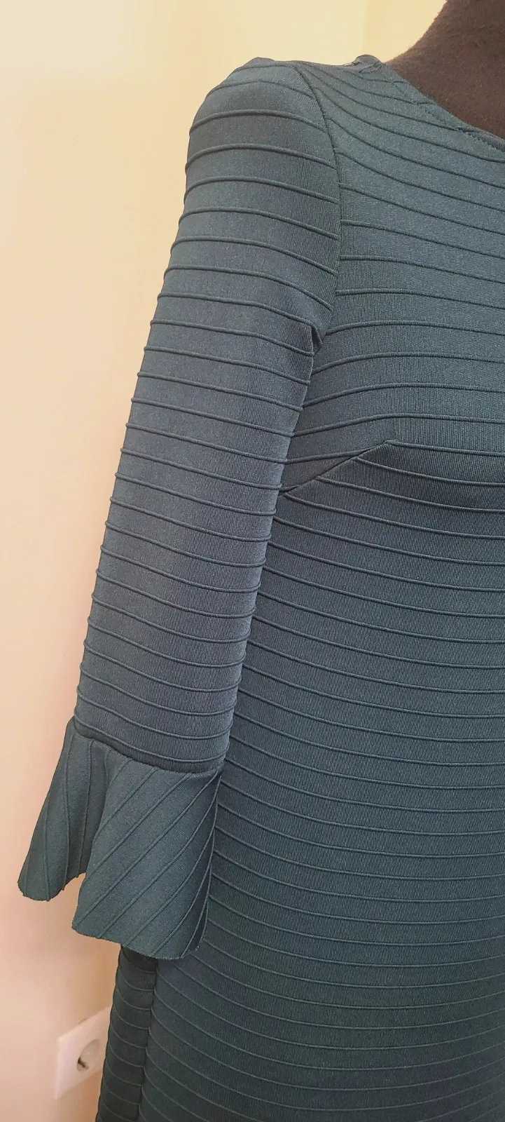 Vestido corto verde con mangas acampanadas – La Boutique – taille Taille unique 3