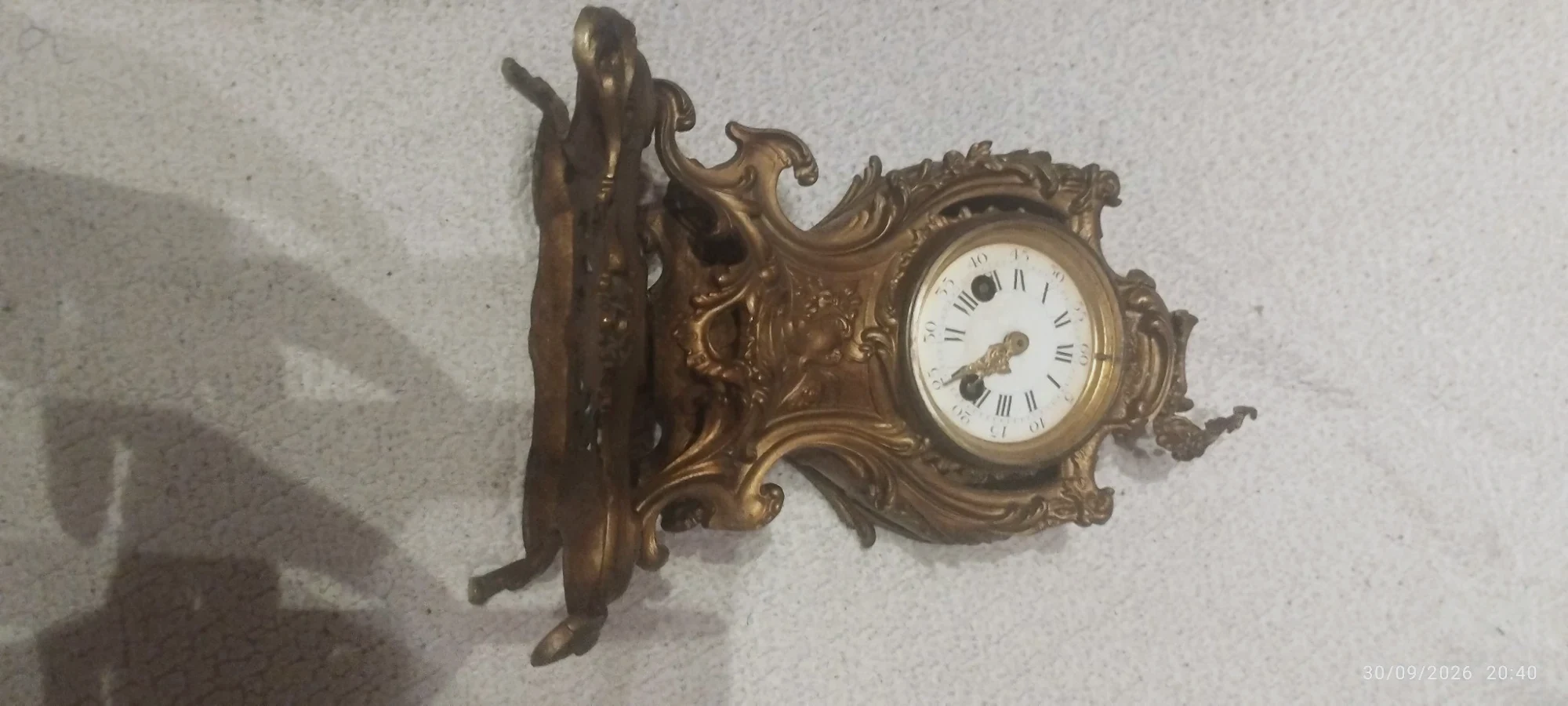 Pendule de cheminée ancienne en bronze de style Louis XV / Rococo + Socle