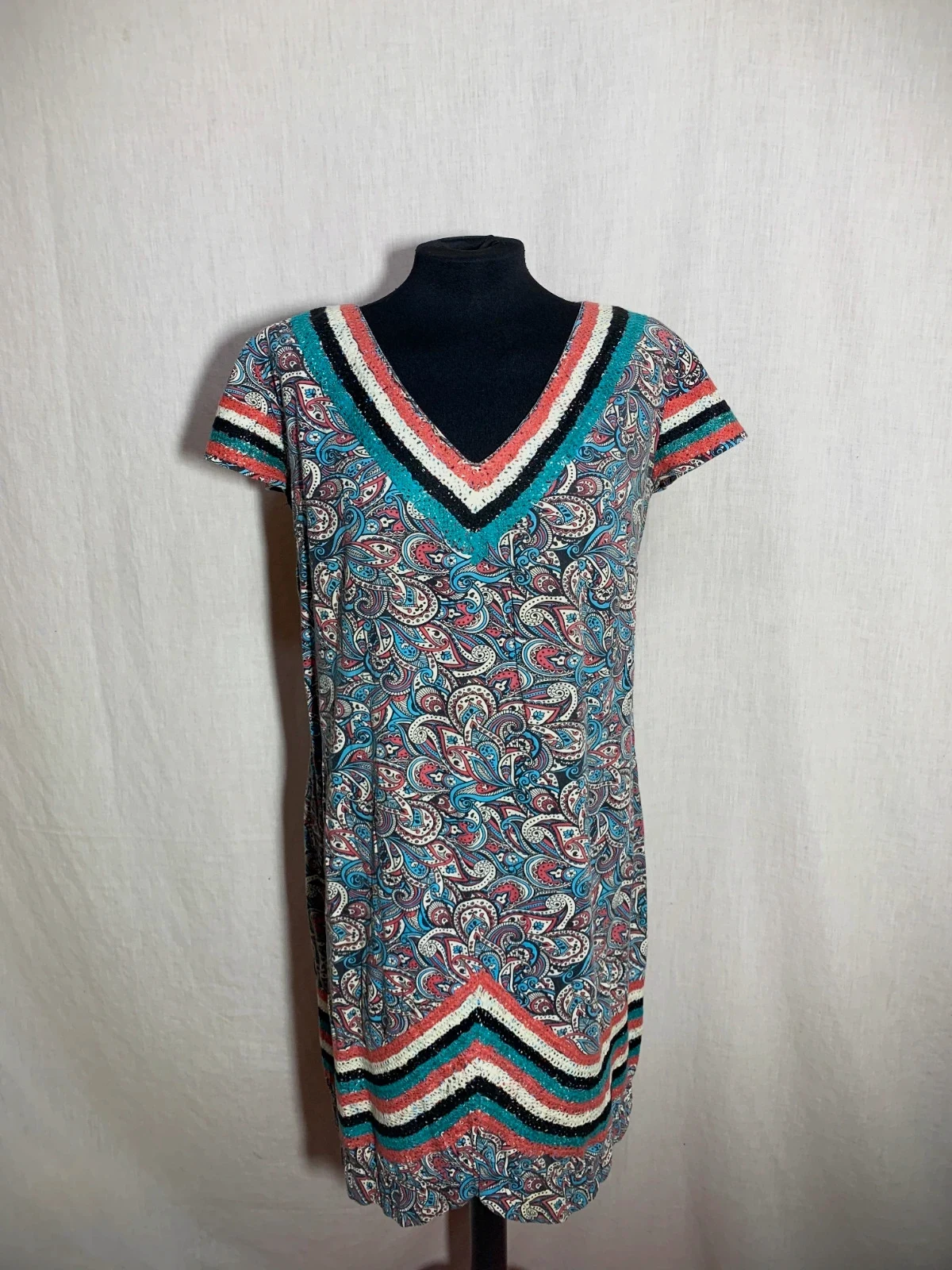 Vestido Estampado Paisley con Escote en Pico y Manga Corta | Printed Paisley Dress | Almatrichi