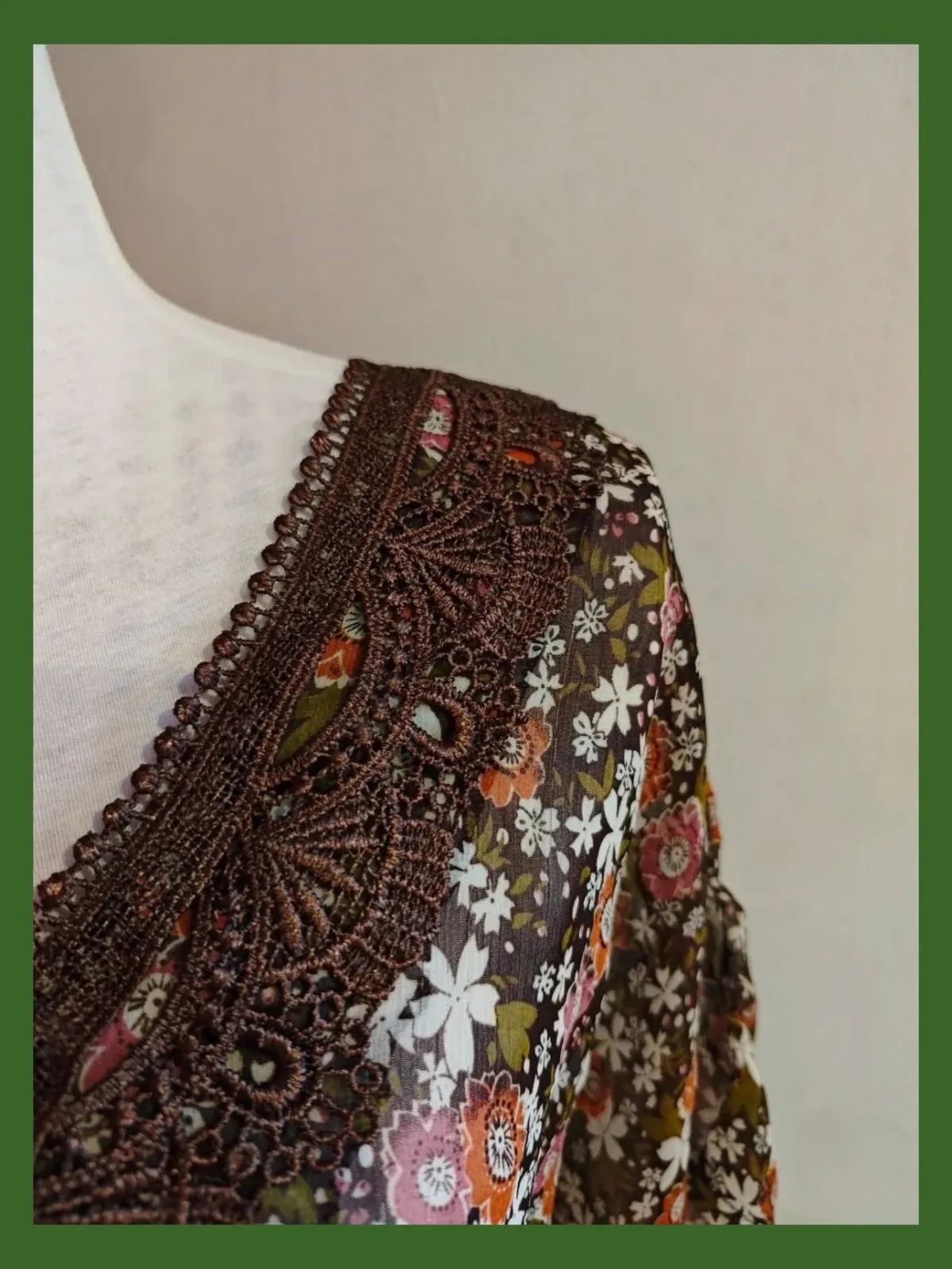 🌺 Bonito caftán de gasa marrón con florecitas y aplicación de crochet en escote, talla L – Klever Mode – taille L / 40 / 12 4