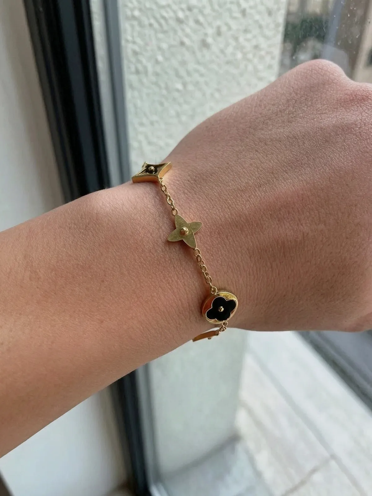 Bracelet chaîne dorée fleurs émail noir – LV – doré 3