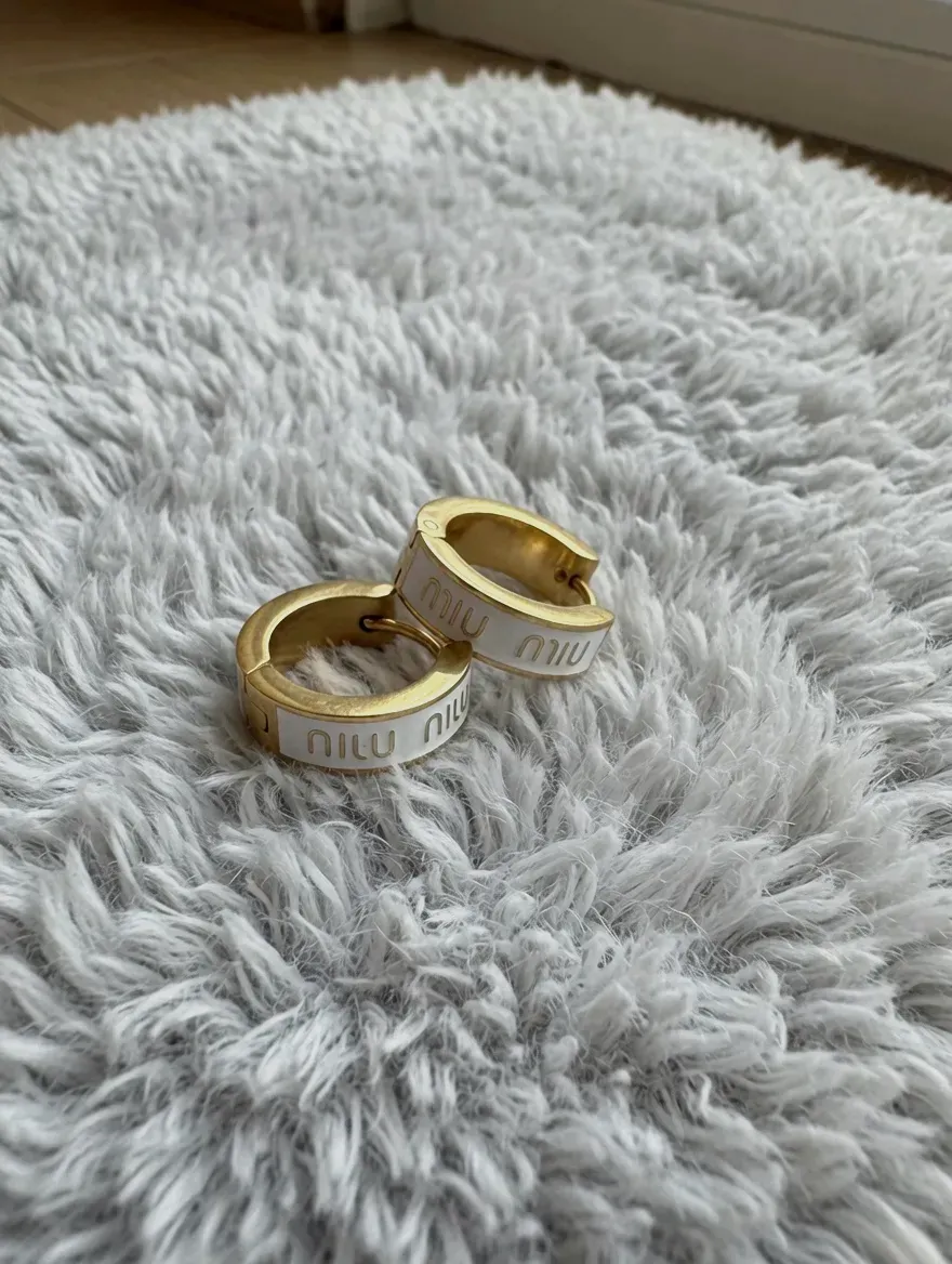 Boucles d'oreilles créoles Miu Miu dorées et blanches – Miu Miu – doré 3