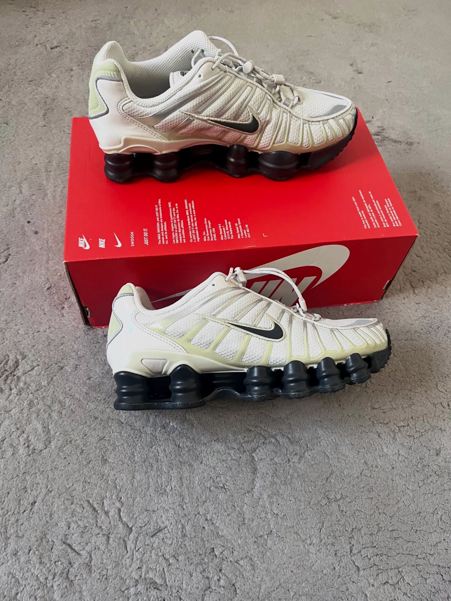 Baskets Nike Shox TL beige et noir