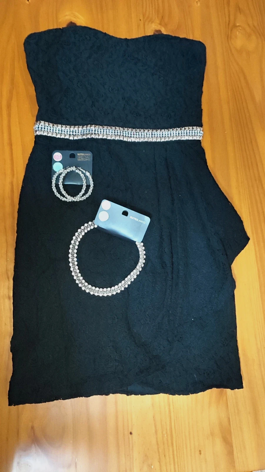 Vestido negro palabra de honor+ complementos