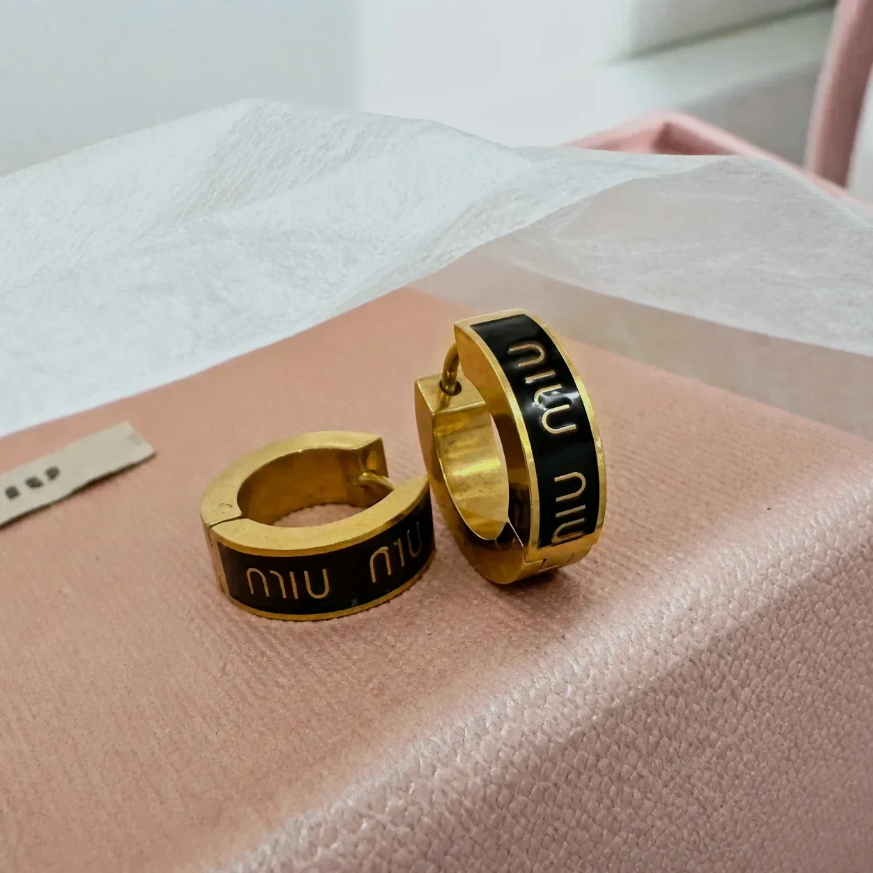Créoles Miu Miu dorées noir