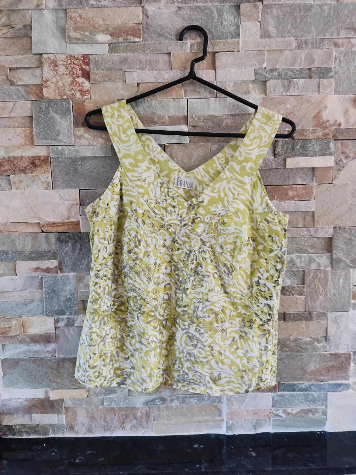 🔥Top con tirantes anchos estampado tonos verde, blanco y gris con abalorios plateados