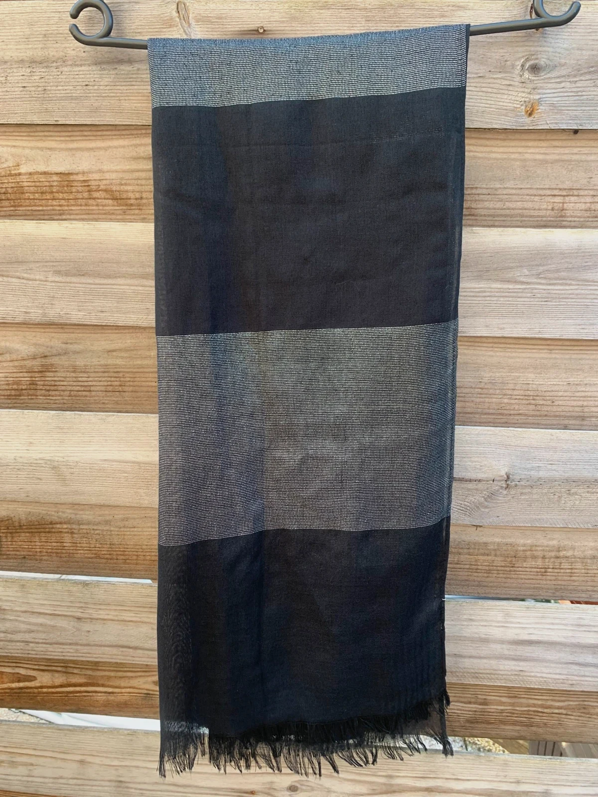 Étole noire légère à rayures grises – Foulard / Châle élégant