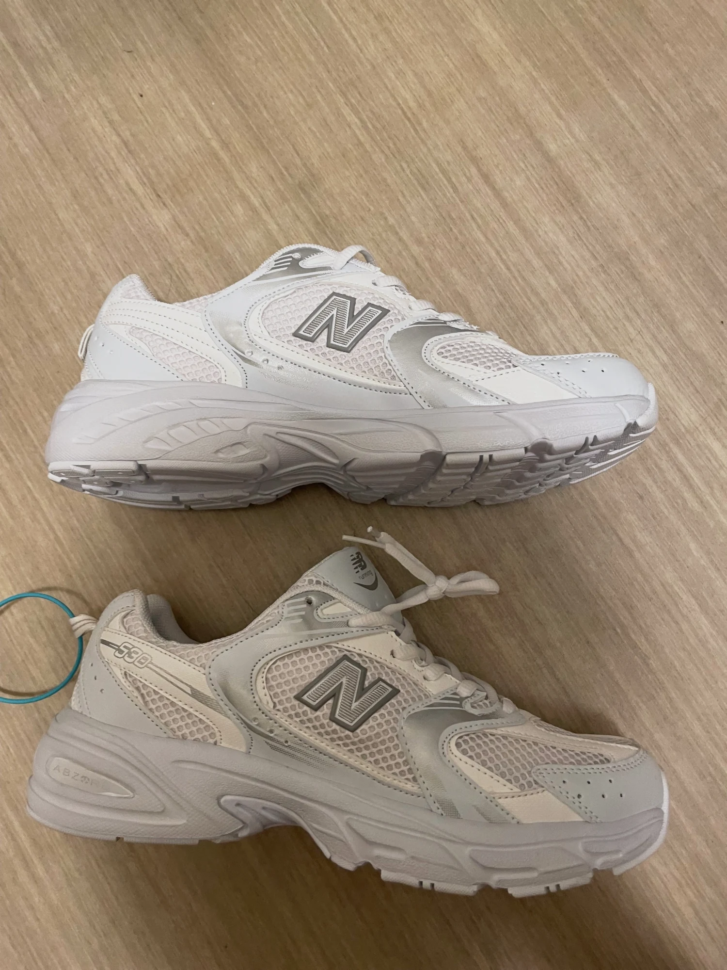 Baskets New Balance 530 blanches taille 42