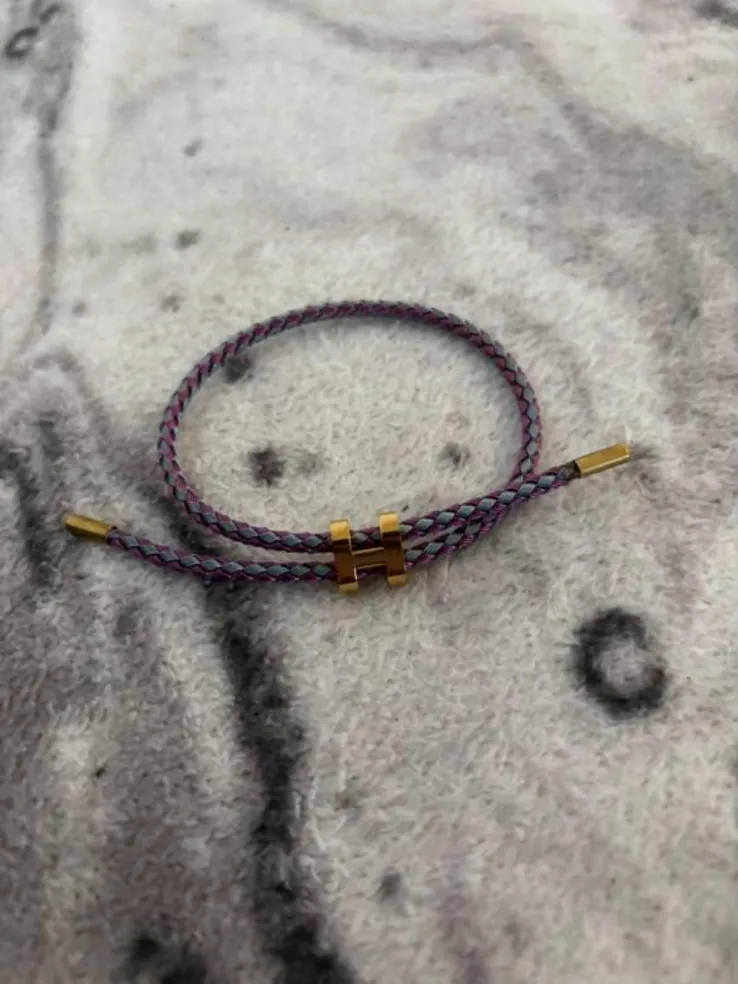Bracelet tressé ajustable lettre H – Hermès – violet, blanc et gris – taille M 3