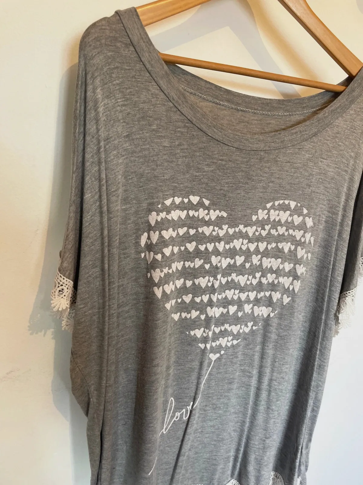 Camiseta gris corazón "Love" - Detalle encaje boho - Talla XL – taille XL / 42 / 14 4