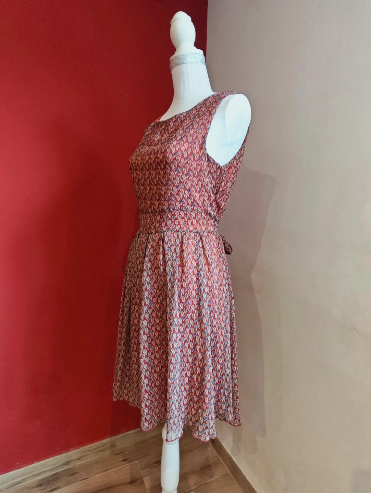 🌺 Divino vestido de gasa burdeos con florecitas tonos crema y gris con lazo atado detrás – Shikka London – taille L / 40 / 12 3